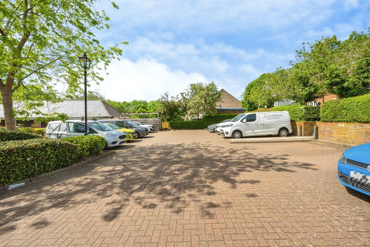 Minister Court, Frogmore, AL2, photo 17