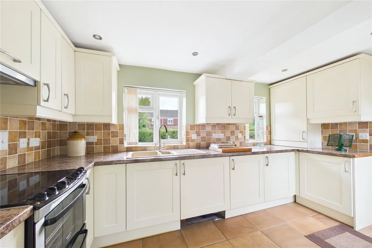 Spring Close, Sherborne St. John, RG24, photo 3