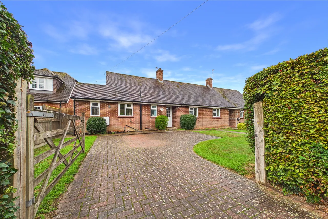 2 bed house for sale, Spring Close, Sherborne St. John, RG24