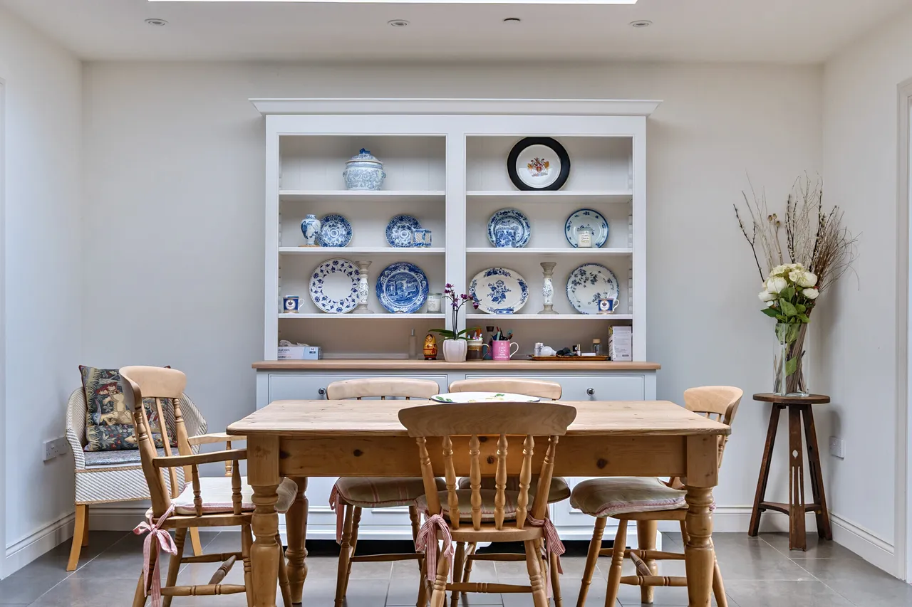 Clarendon Court, Marlborough, SN8, photo 5