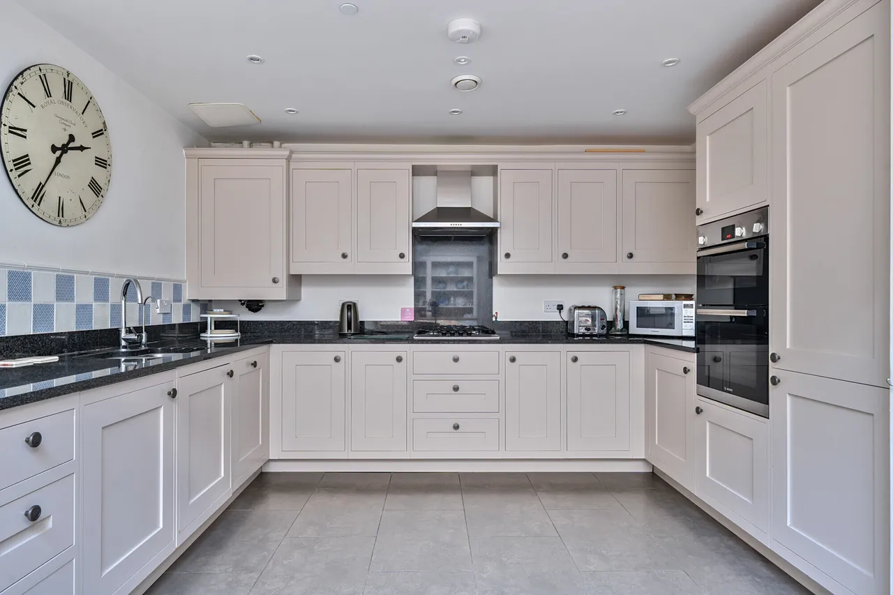Clarendon Court, Marlborough, SN8, photo 6