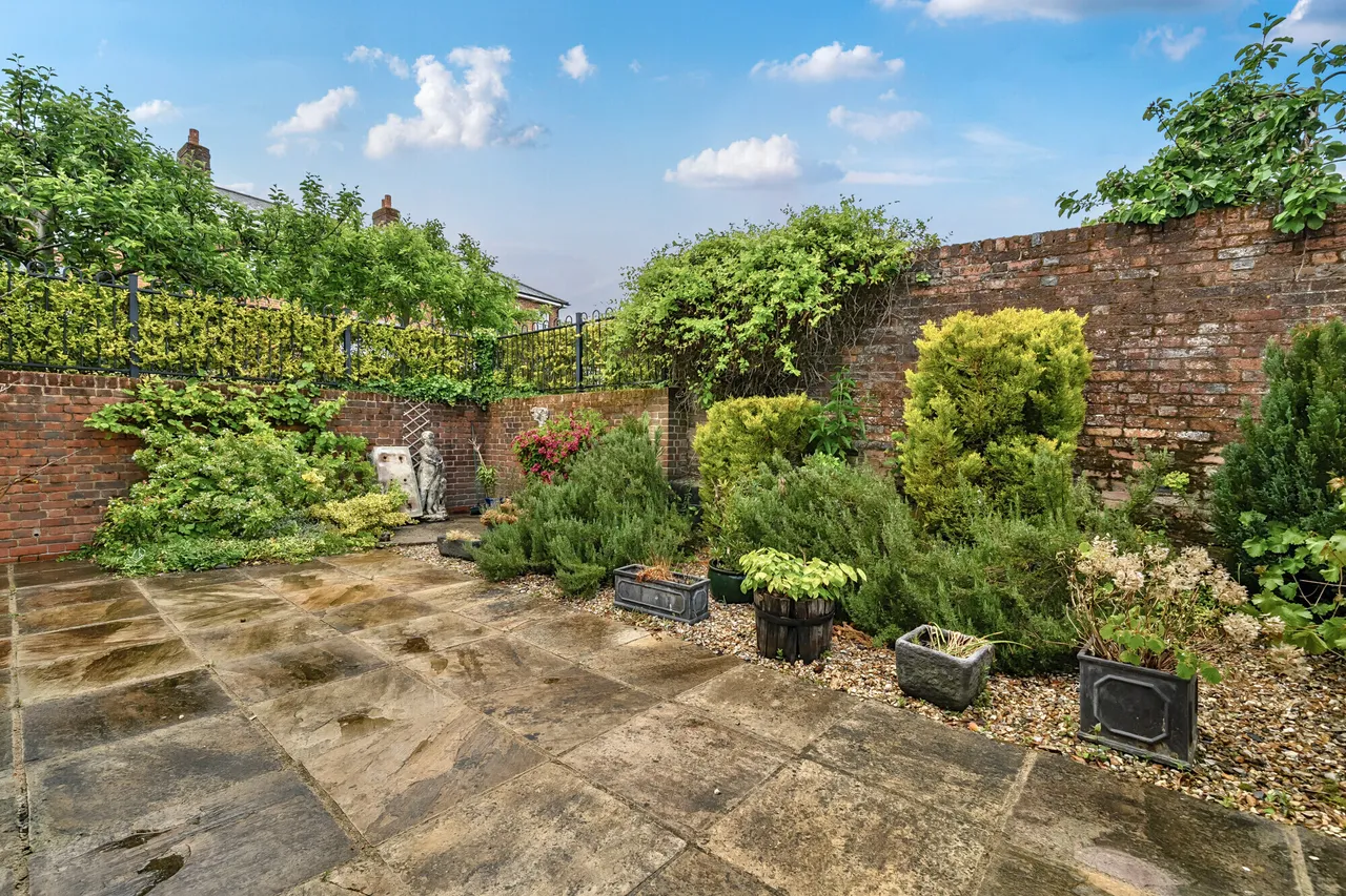 Clarendon Court, Marlborough, SN8, photo 2