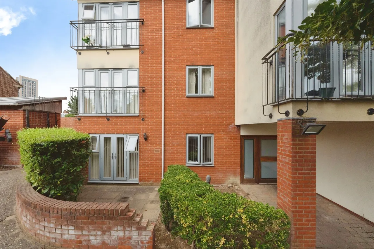 1 bed flat for sale — King Georges Avenue, Watford