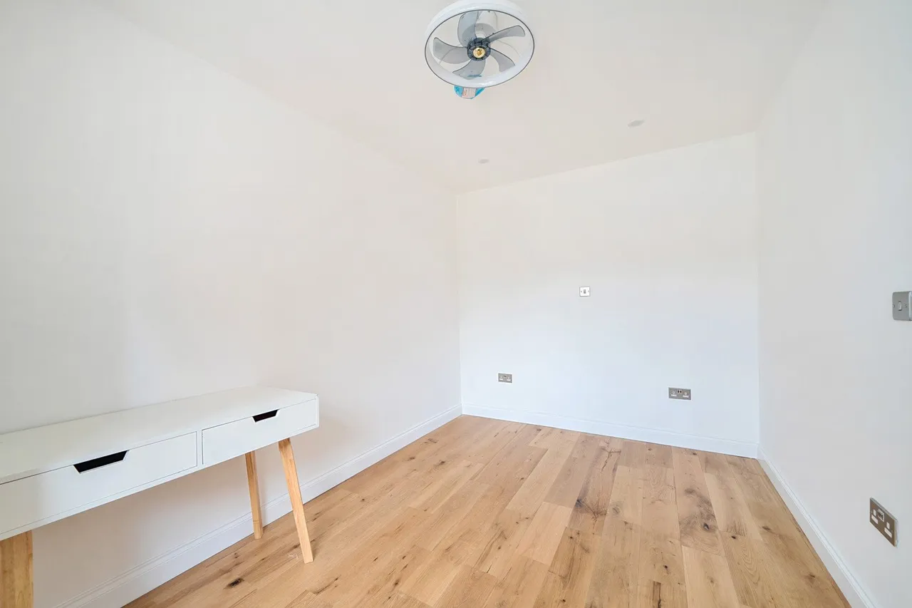 Courtlands Avenue, SE12, photo 21