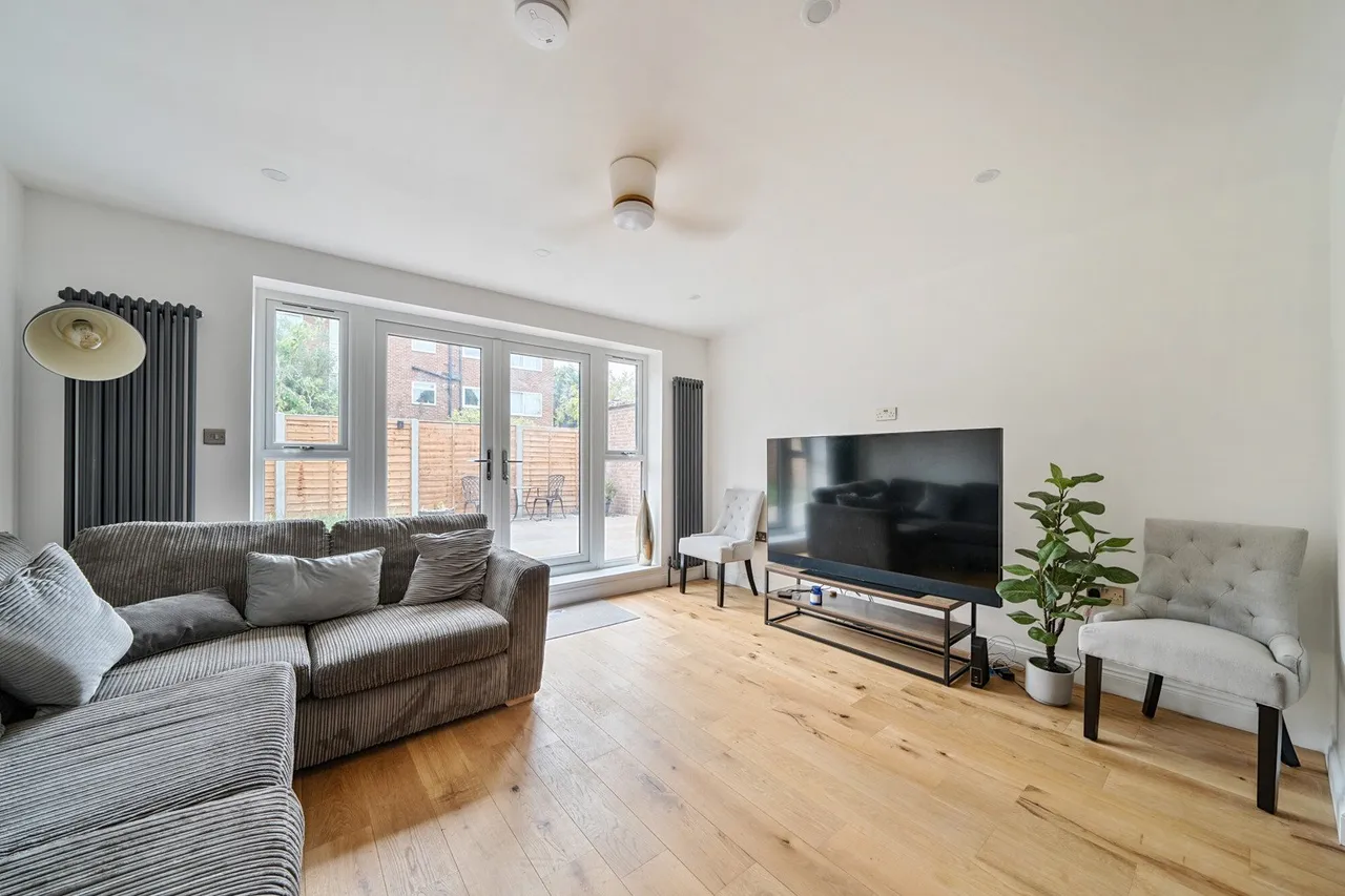 4 bed flat for sale — Courtlands Avenue, SE12