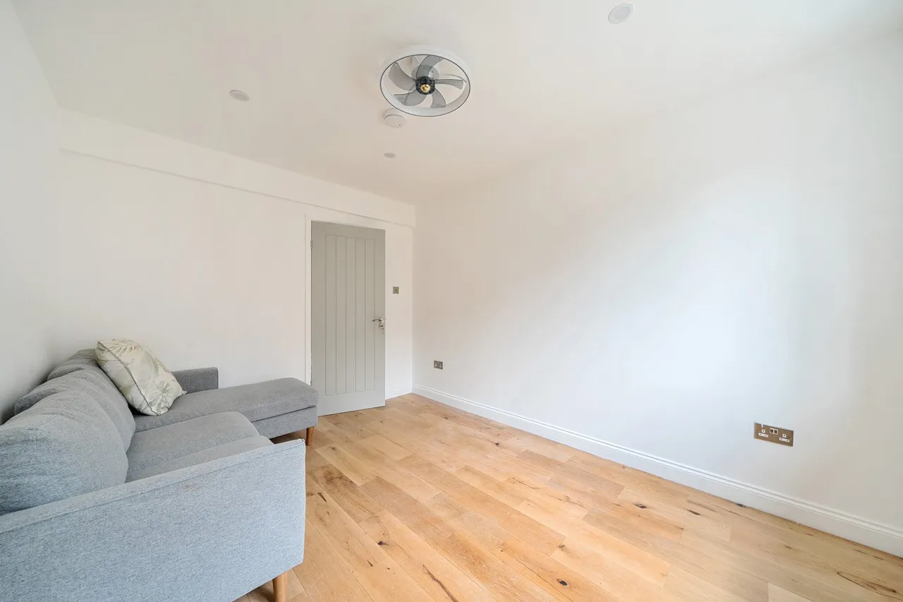 Courtlands Avenue, SE12, photo 16