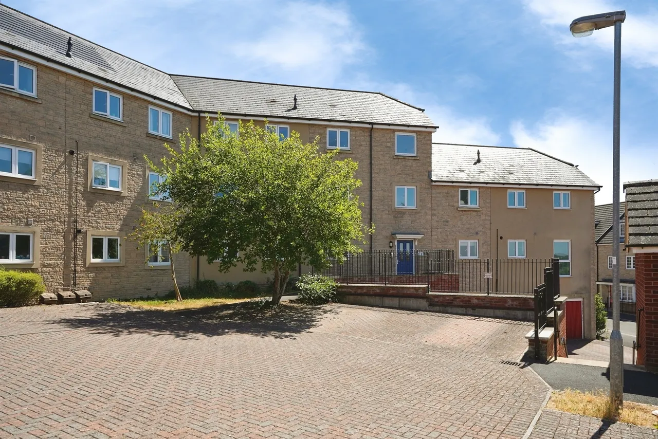 2 bed flat for sale — Bates Way, SWINDON