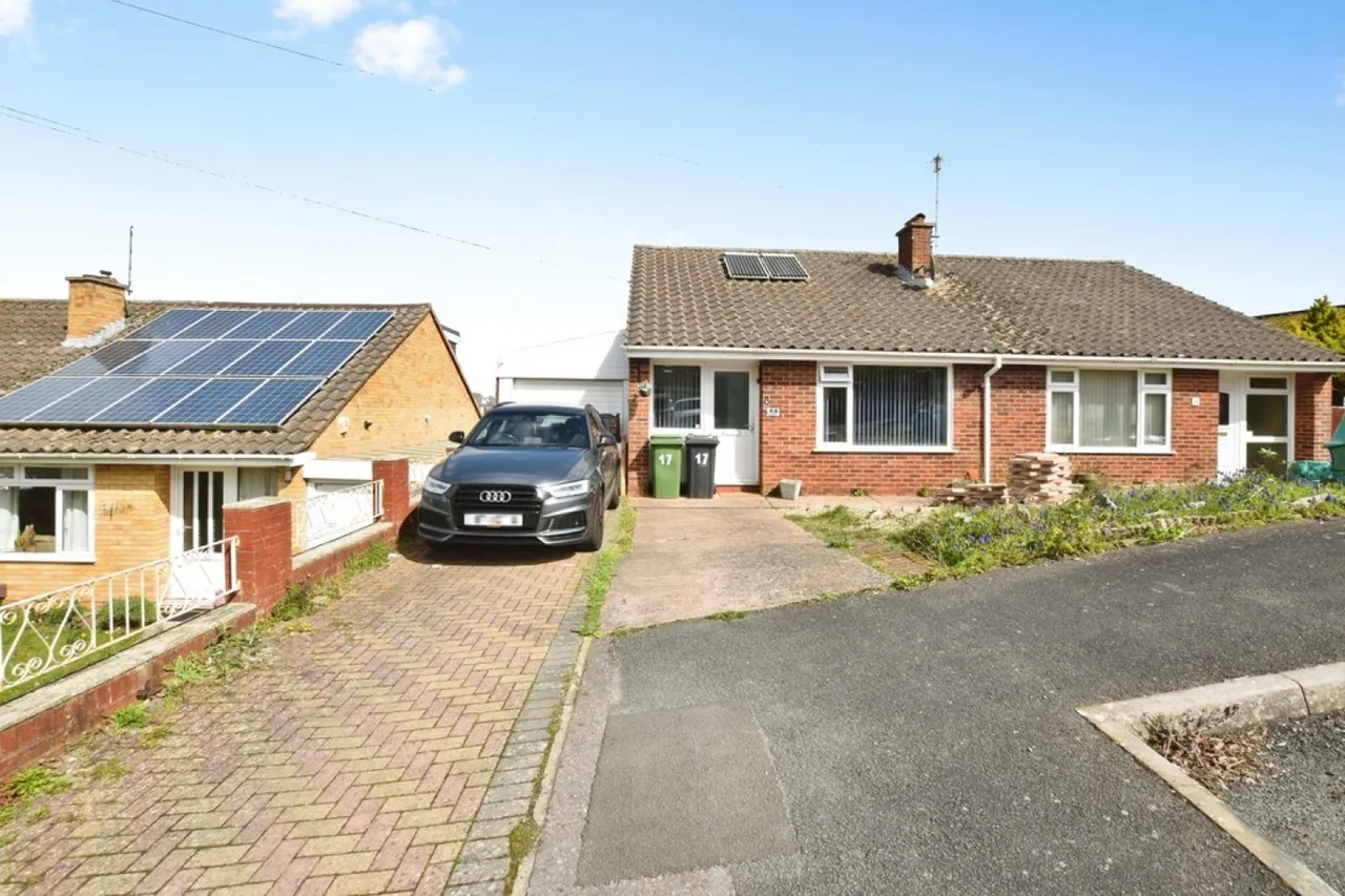 2 bed house for sale — Elgar Close, Broadfields