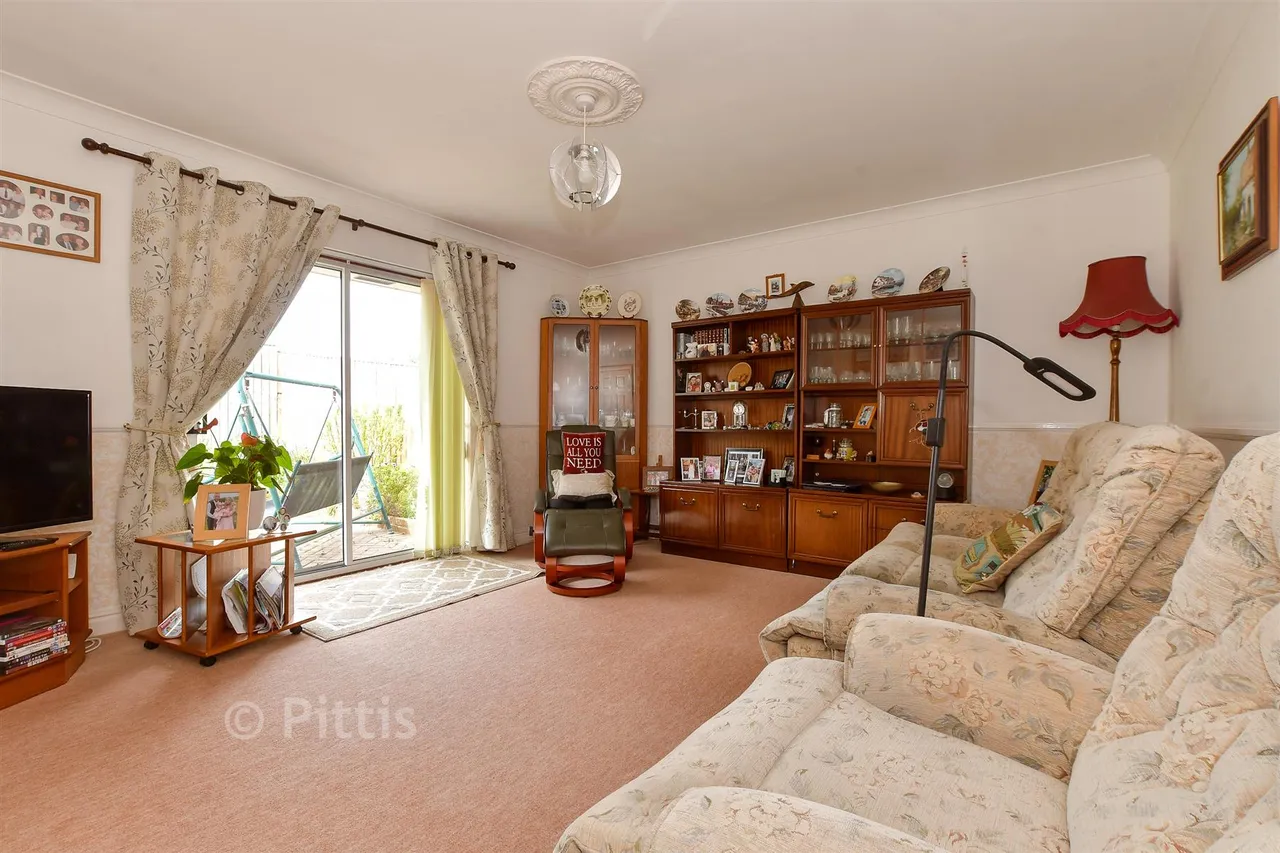 Avenue Road, Sandown, PO36, photo 2