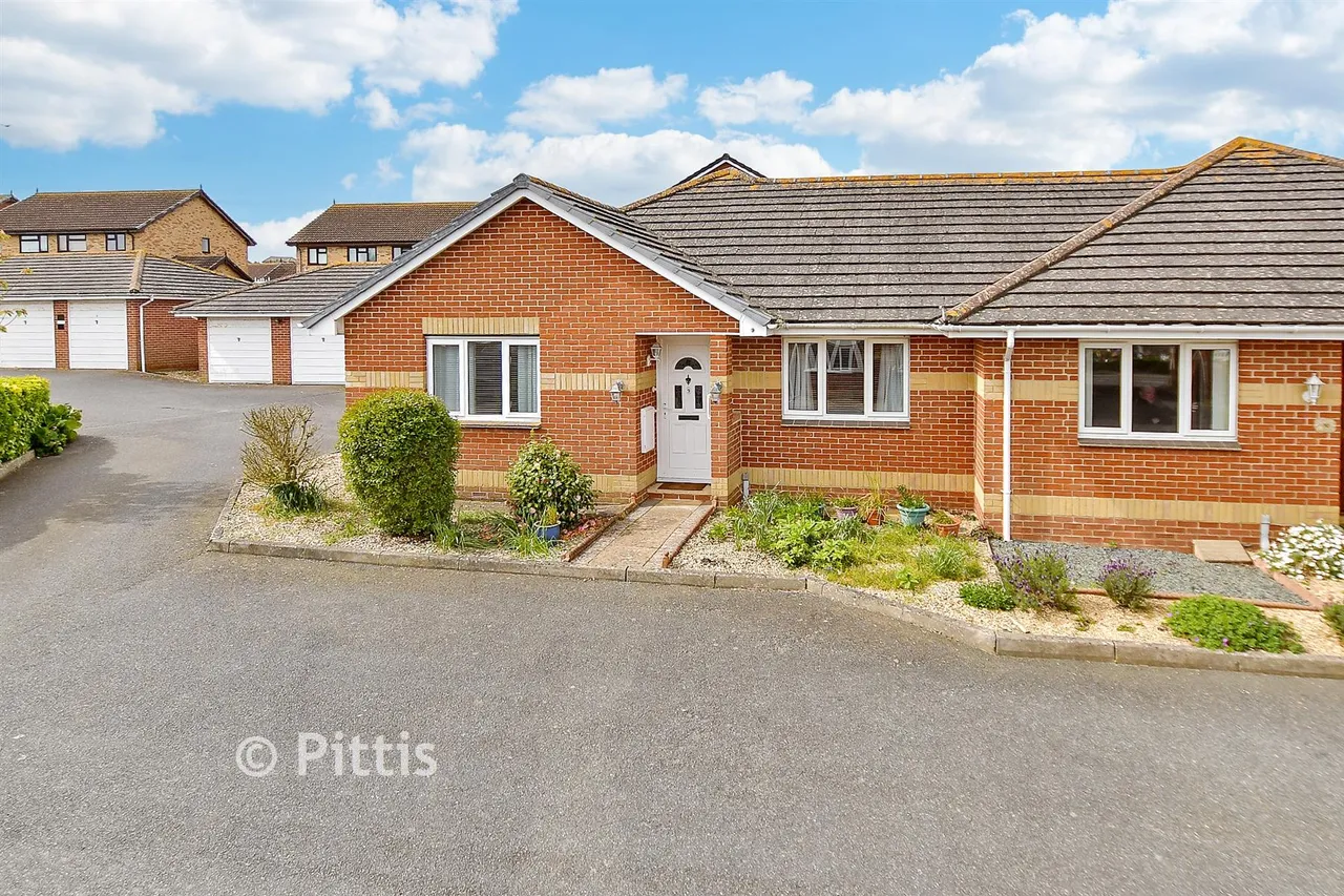 2 bed house for sale, Avenue Road, Sandown, PO36