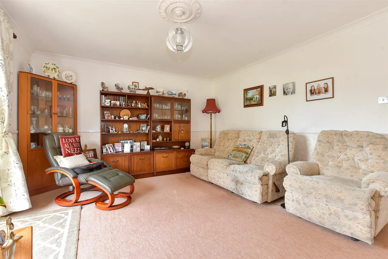 Avenue Road, Sandown, PO36, photo 4