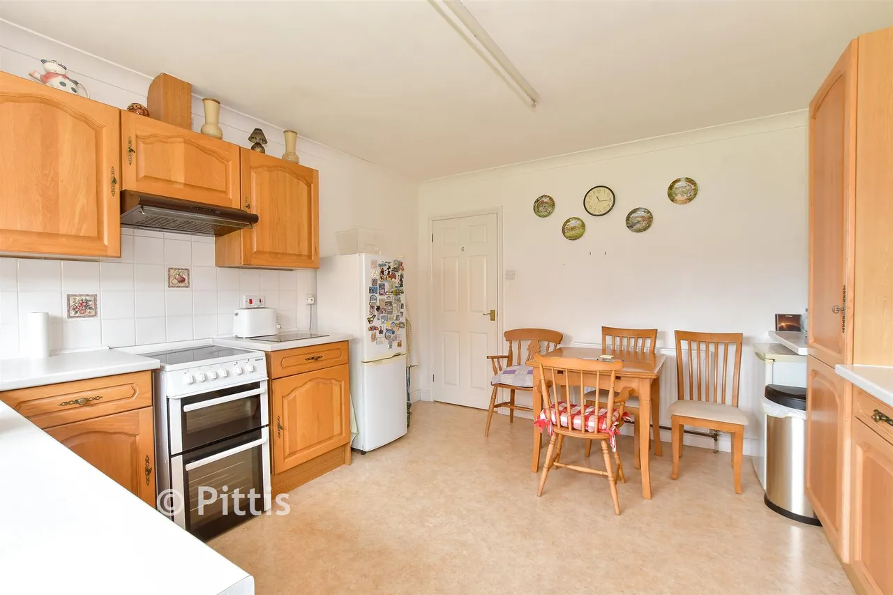 Avenue Road, Sandown, PO36, photo 5