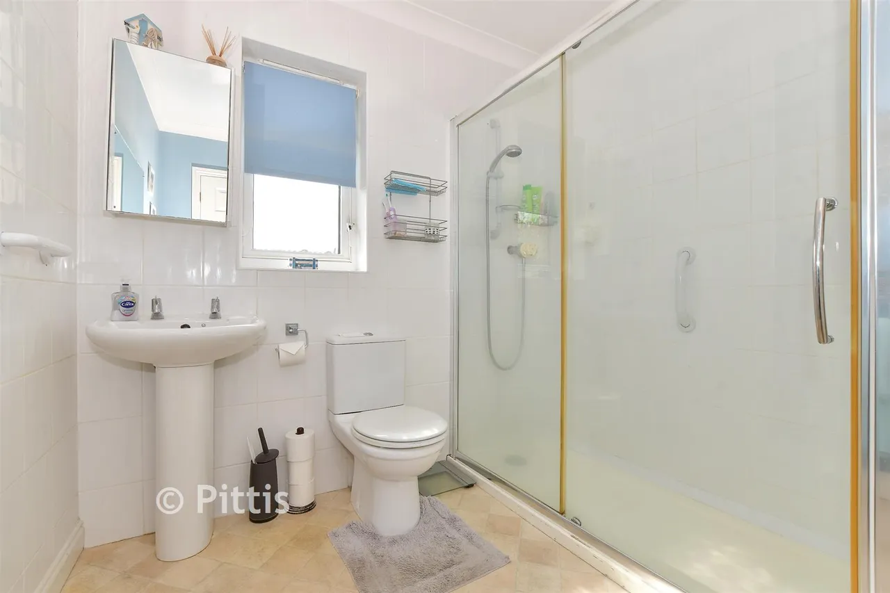 Avenue Road, Sandown, PO36, photo 9