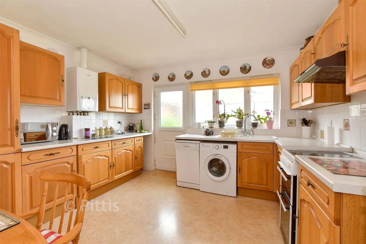 Avenue Road, Sandown, PO36, photo 3