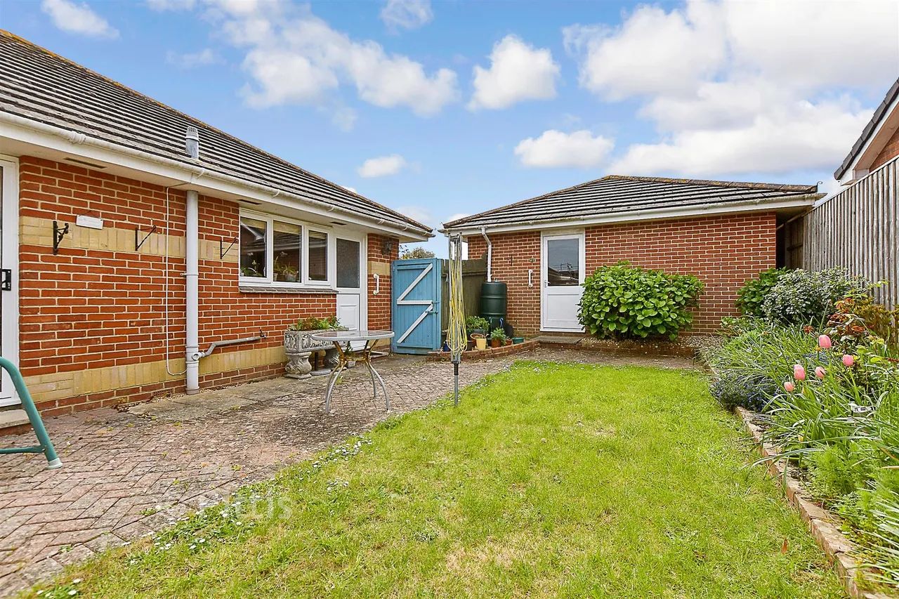 Avenue Road, Sandown, PO36, photo 12