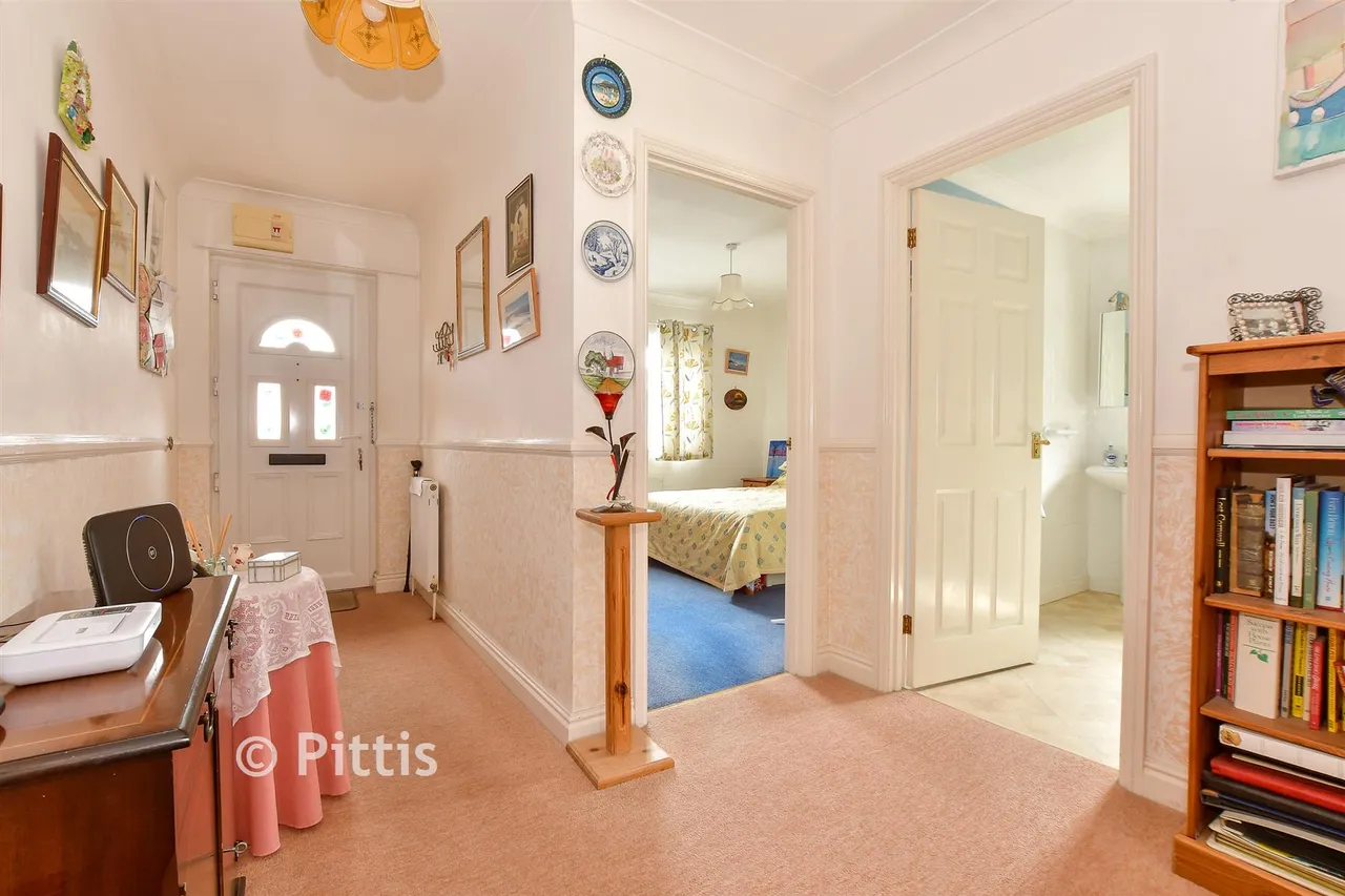 Avenue Road, Sandown, PO36, photo 6