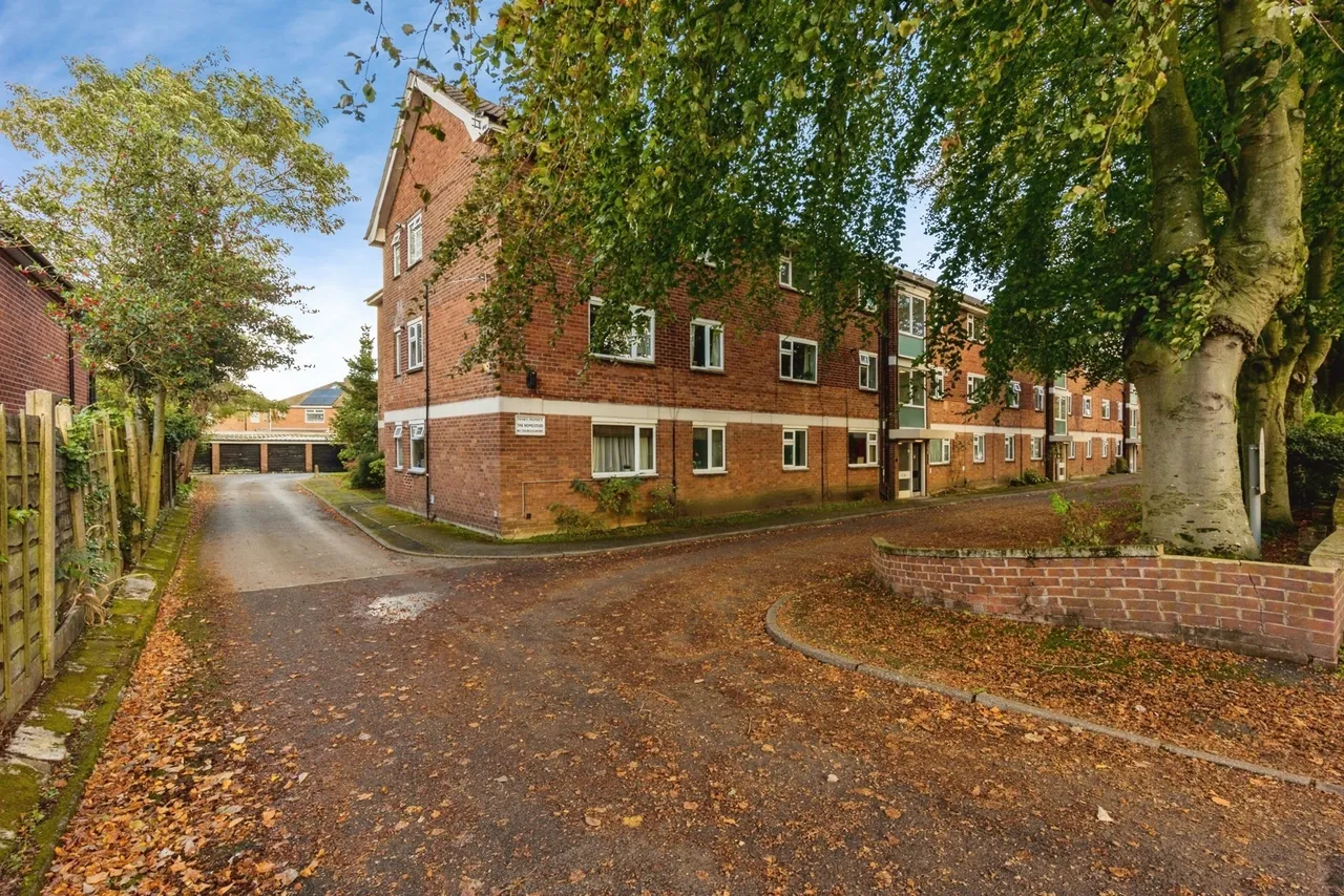 2 bed flat for sale, Ashton Lane, Sale, M33