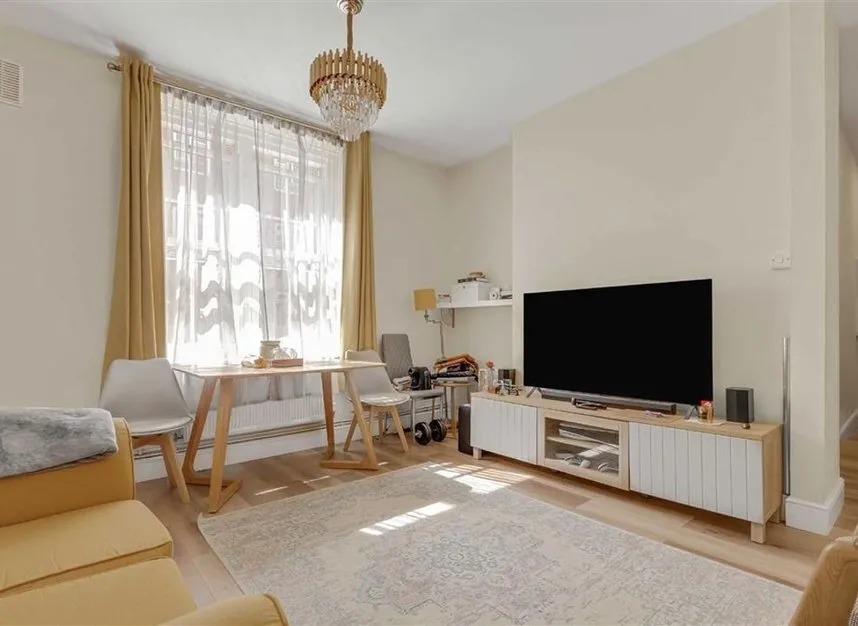 1 bed flat for sale — Victoria Park Square, Shoreditch, E2
