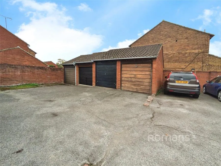 Bridport Close, Lower Earley, RG6, photo 11
