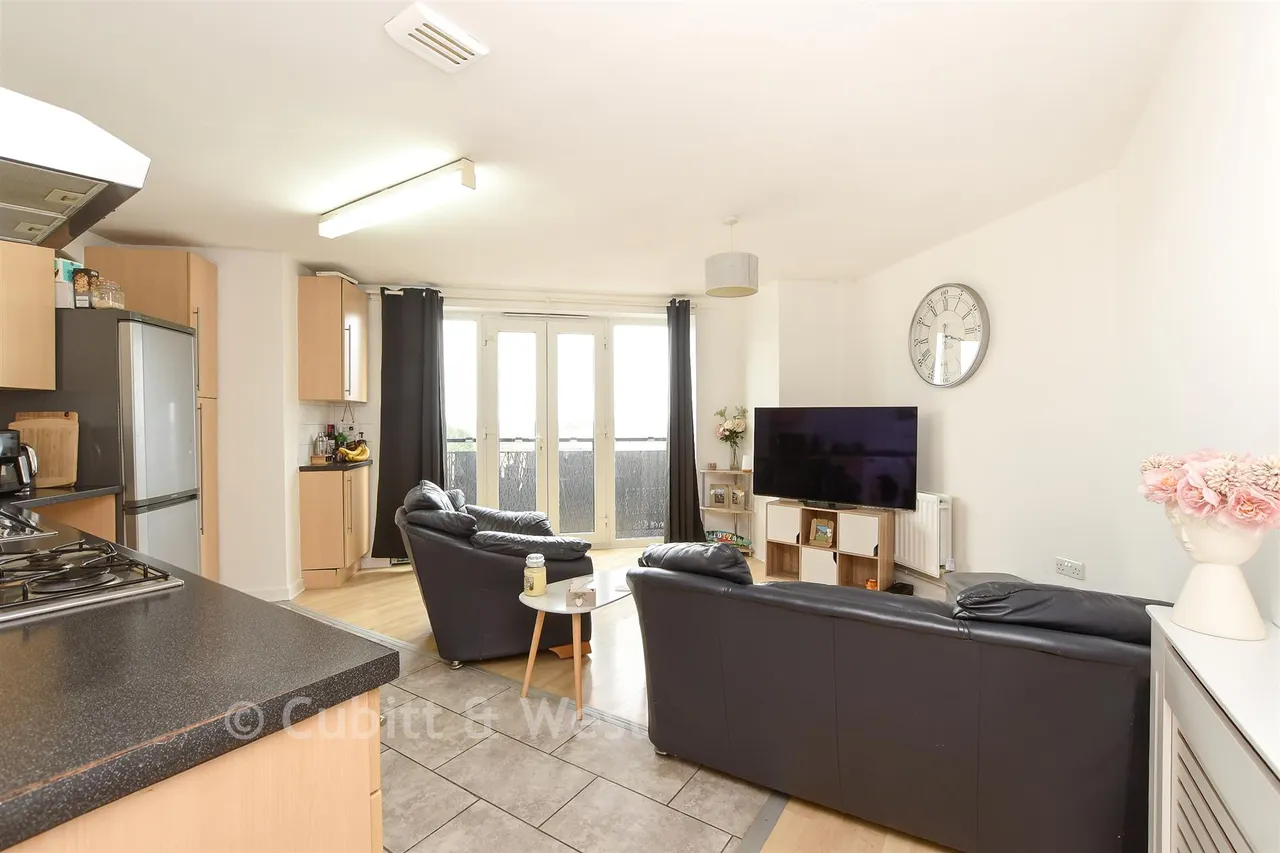 Lumley Road, Horley, RH6, photo 2