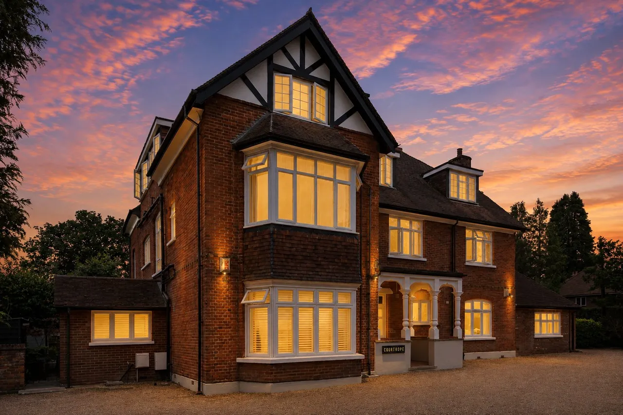 Pembroke Road, Woking, GU22, photo 13