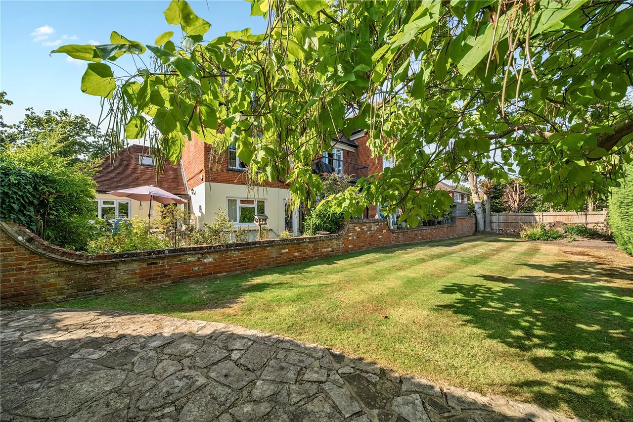 Pembroke Road, Woking, GU22, photo 9