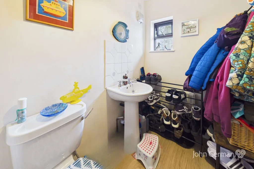 Sandpiper Drive, Uttoxeter, photo 13
