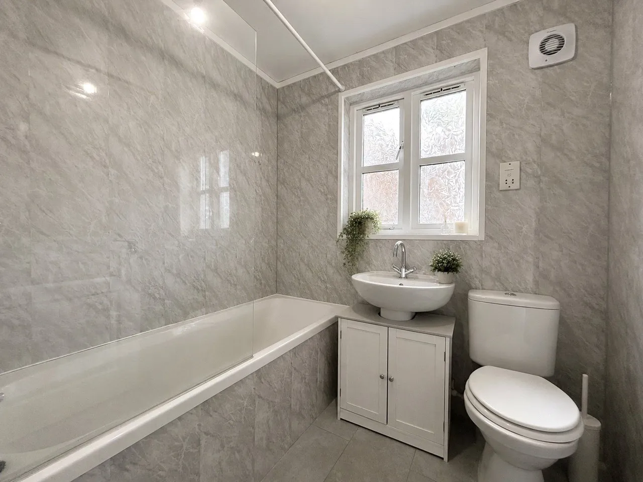 Lauren Close, Springhead, OL4, photo 10