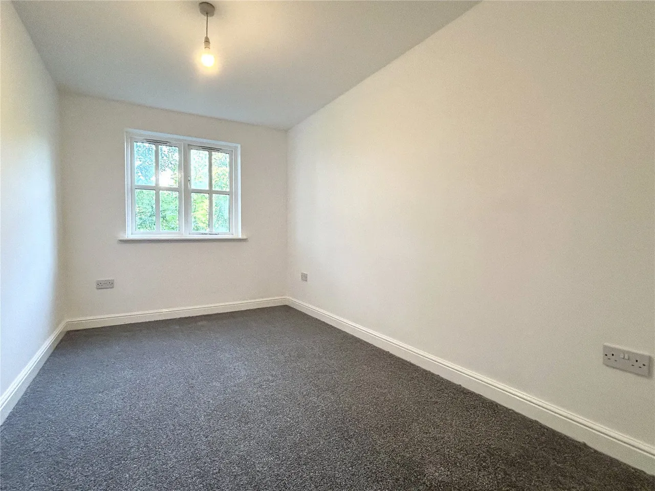 Lauren Close, Springhead, OL4, photo 8