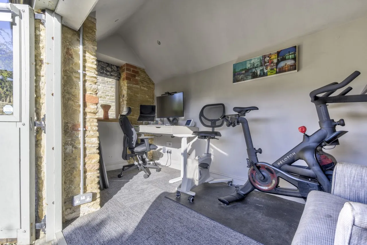 School Lane, South Cerney, GL7, photo 13