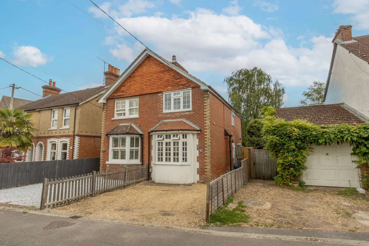 2 bed house for sale — Frogmore Road, Blackwater, Camberley, GU17 0DF