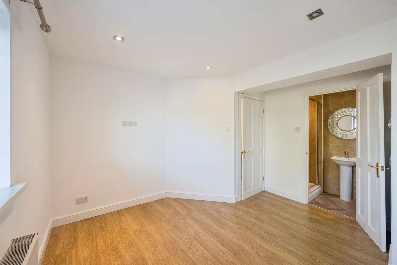 Rowena Drive, Scawsby, DN5, photo 11