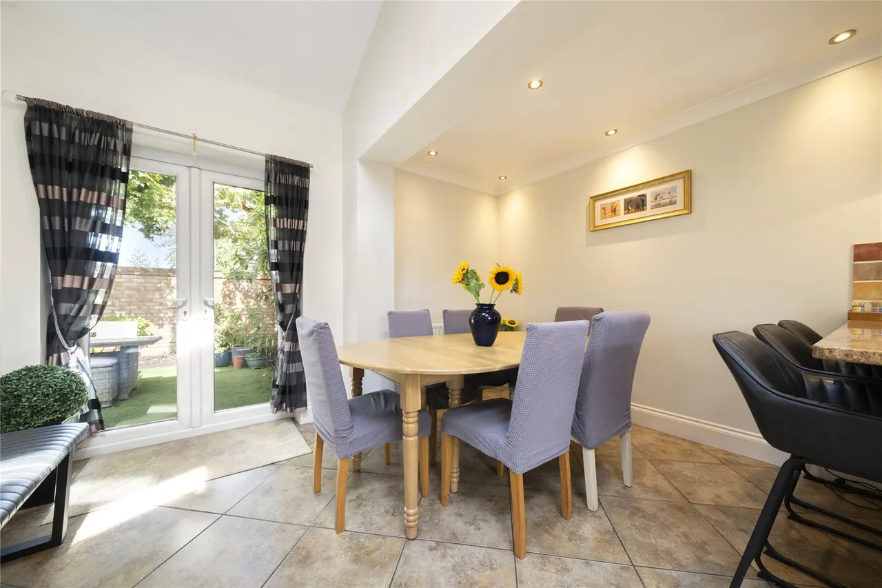 Crofton Avenue, Walton-On-Thames, Surrey, KT12, photo 9