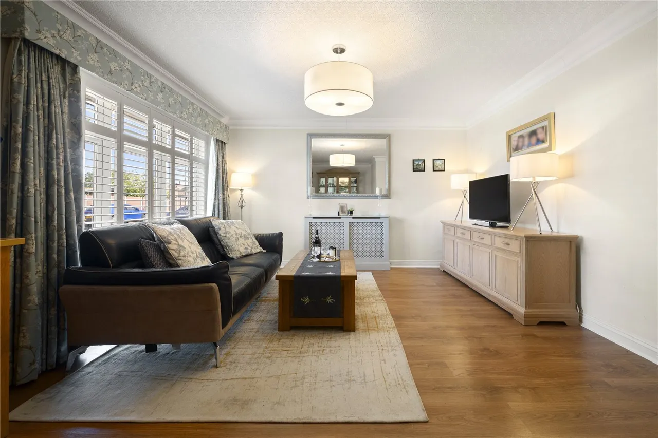 Crofton Avenue, Walton-On-Thames, Surrey, KT12, photo 3