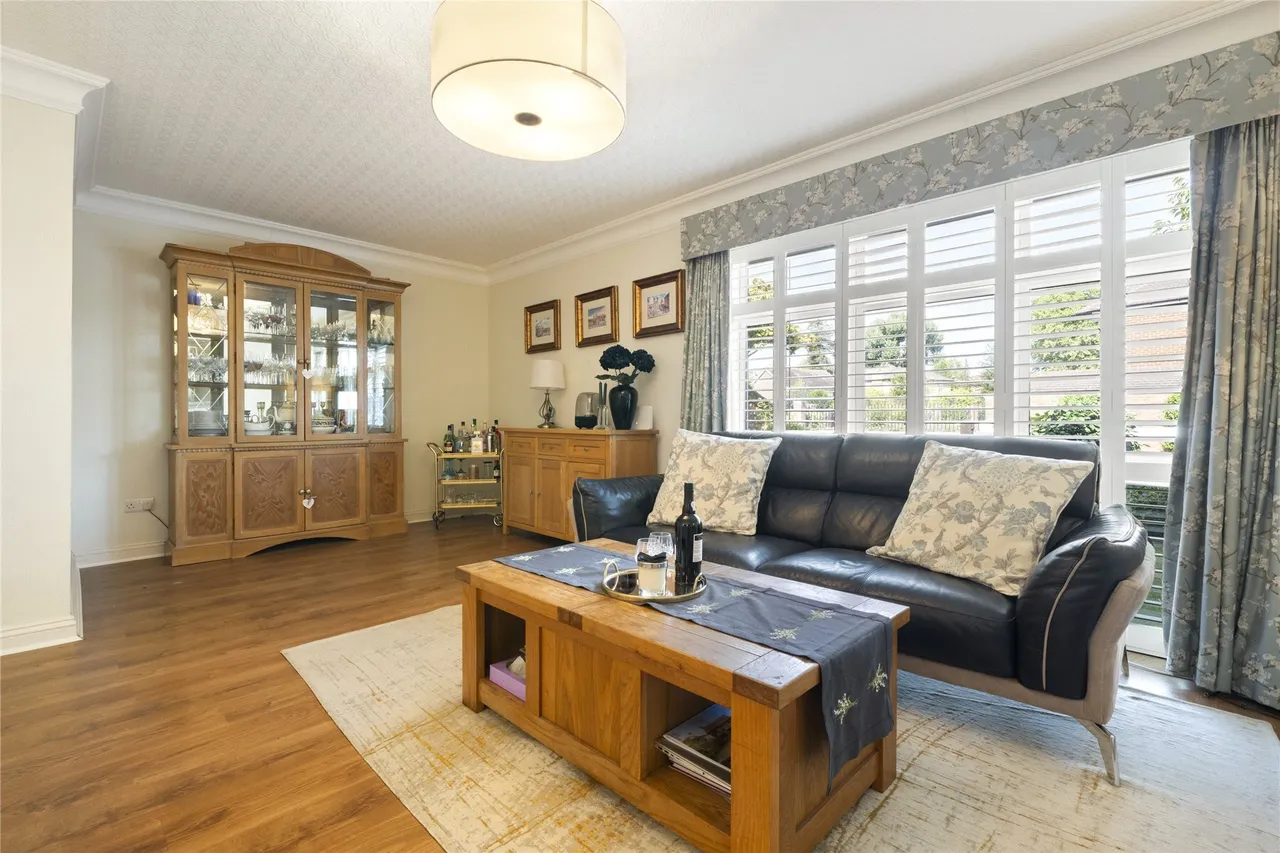 Crofton Avenue, Walton-On-Thames, Surrey, KT12, photo 4