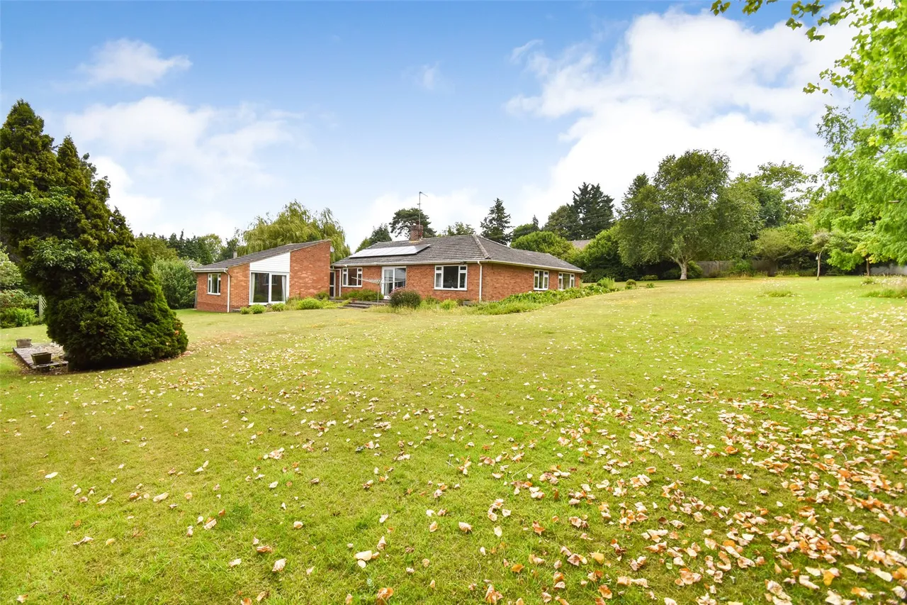Crown Drive, Badshot Lea, Farnham, Surrey, GU9 9JN, photo 23