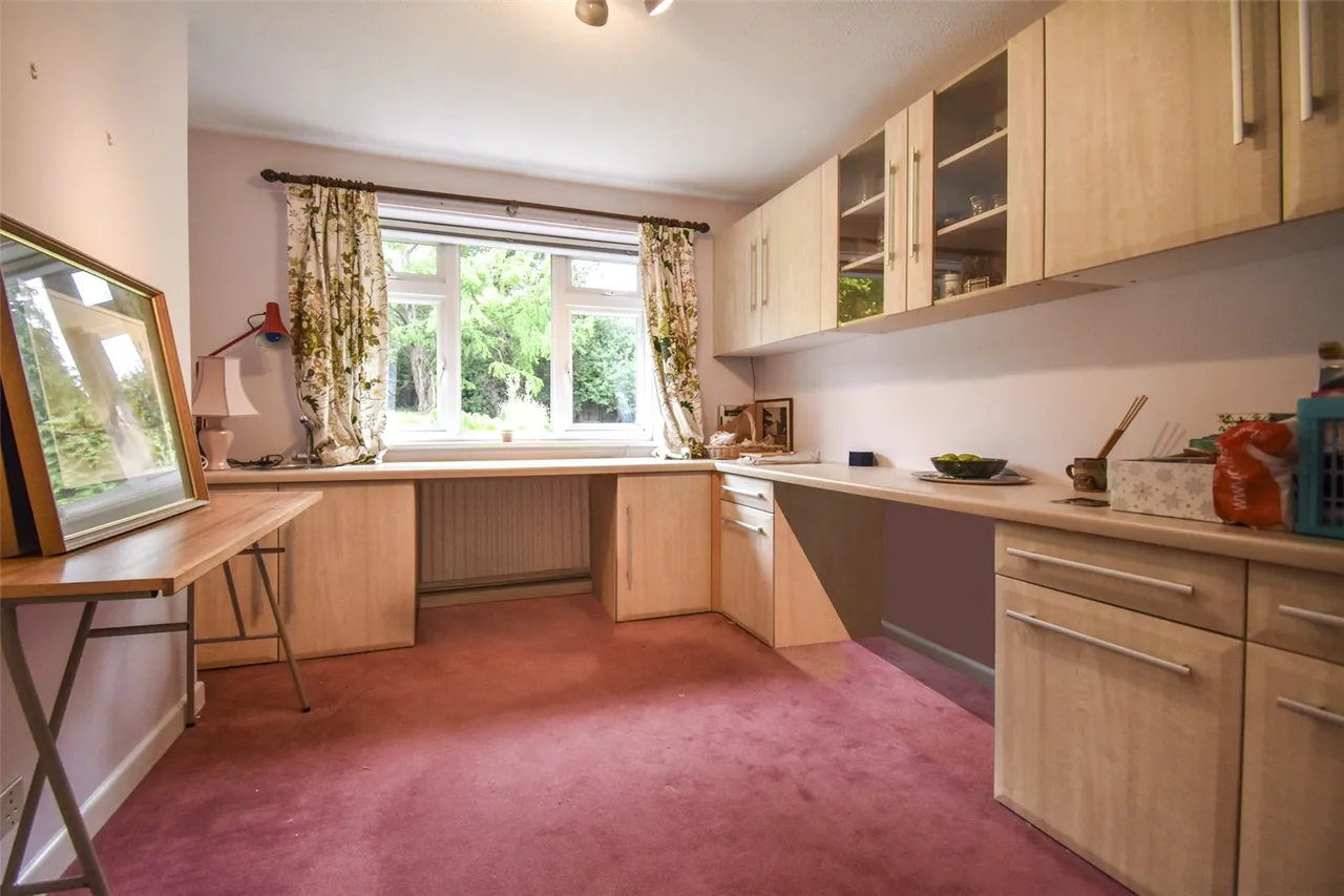 Crown Drive, Badshot Lea, Farnham, Surrey, GU9 9JN, photo 11