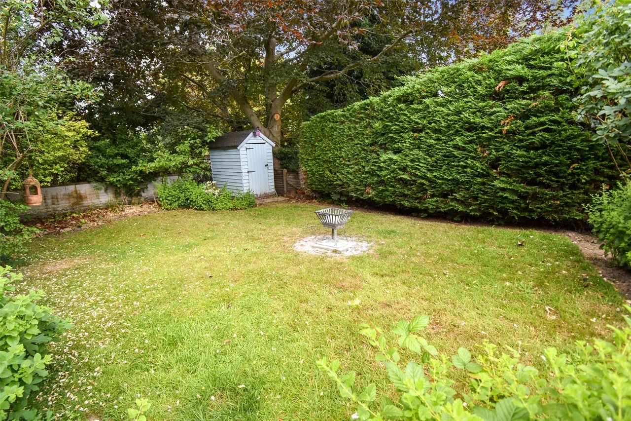 Crown Drive, Badshot Lea, Farnham, Surrey, GU9 9JN, photo 24