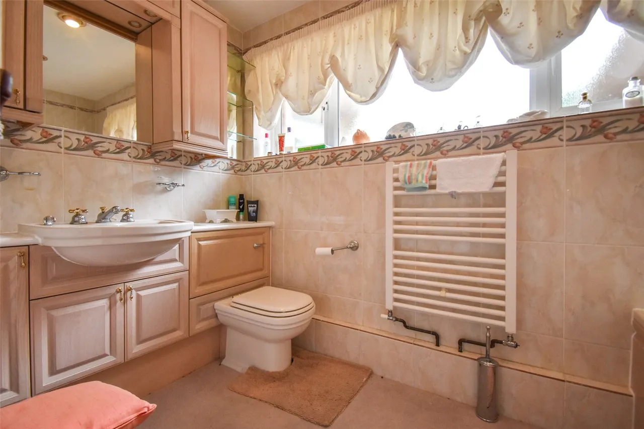 Crown Drive, Badshot Lea, Farnham, Surrey, GU9 9JN, photo 9