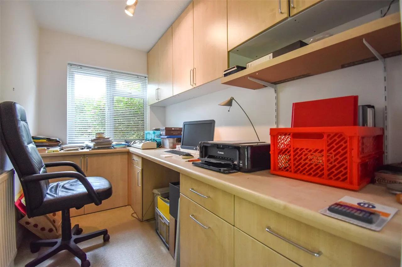 Crown Drive, Badshot Lea, Farnham, Surrey, GU9 9JN, photo 13