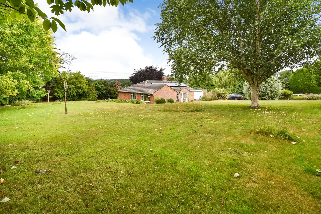 Crown Drive, Badshot Lea, Farnham, Surrey, GU9 9JN, photo 4