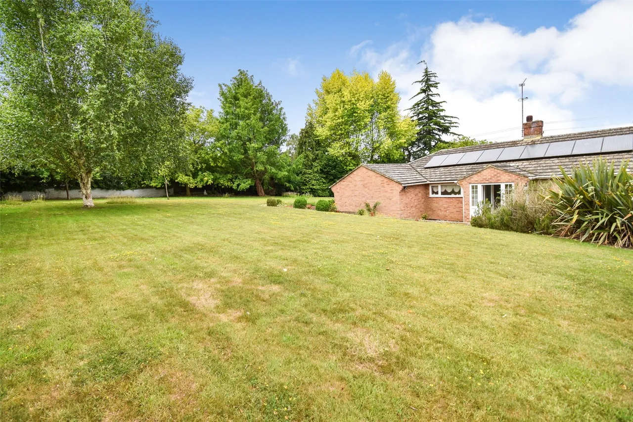 Crown Drive, Badshot Lea, Farnham, Surrey, GU9 9JN, photo 20