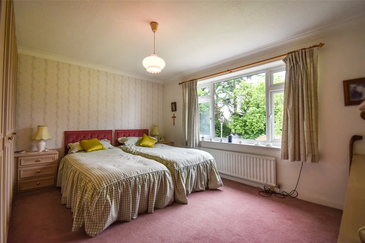 Crown Drive, Badshot Lea, Farnham, Surrey, GU9 9JN, photo 10