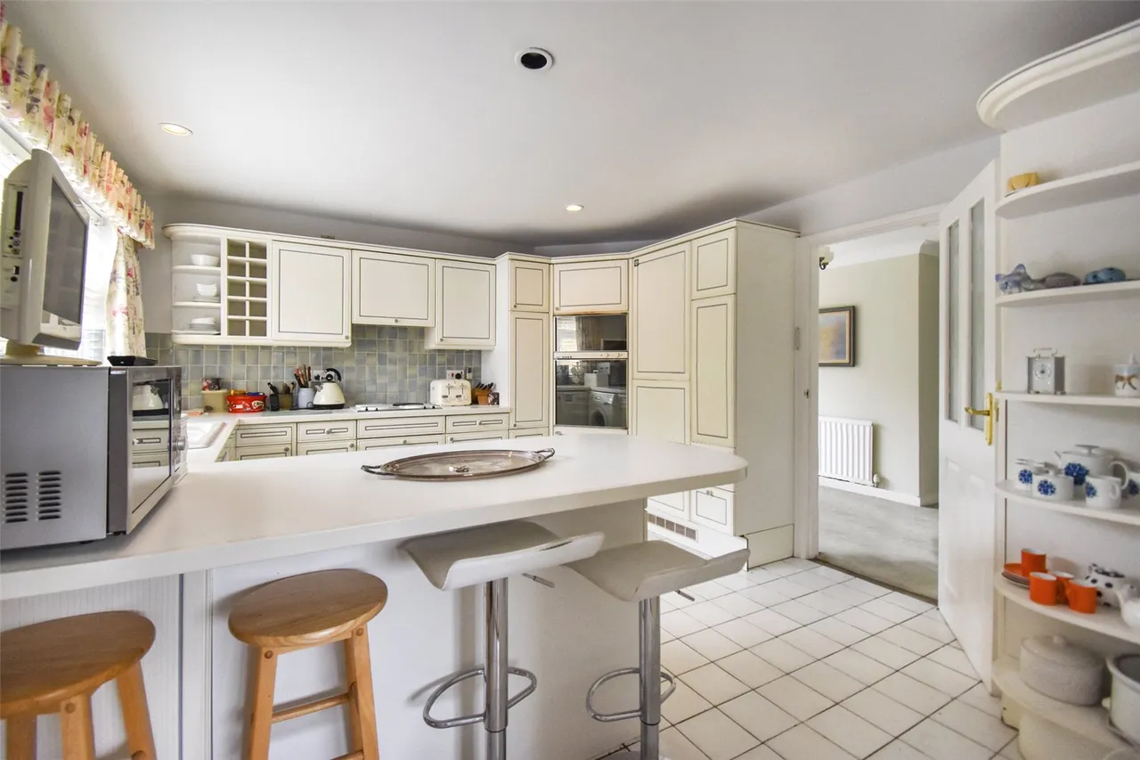 Crown Drive, Badshot Lea, Farnham, Surrey, GU9 9JN, photo 6