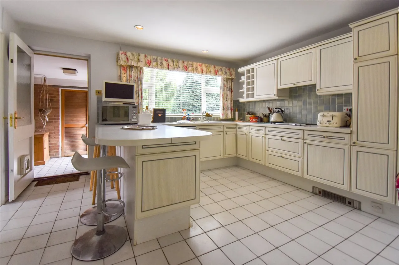 Crown Drive, Badshot Lea, Farnham, Surrey, GU9 9JN, photo 18