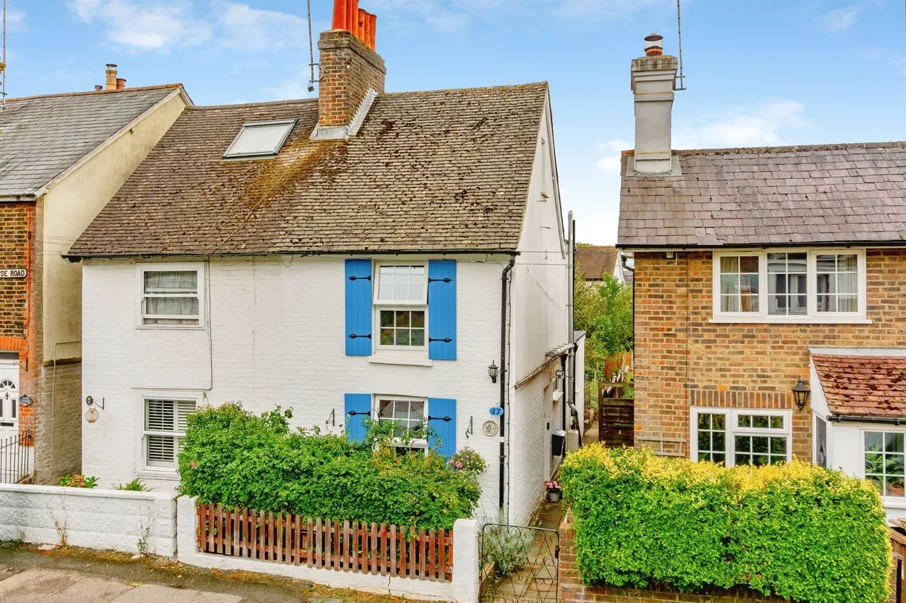 2 bed house for sale — Copse Road, Redhill