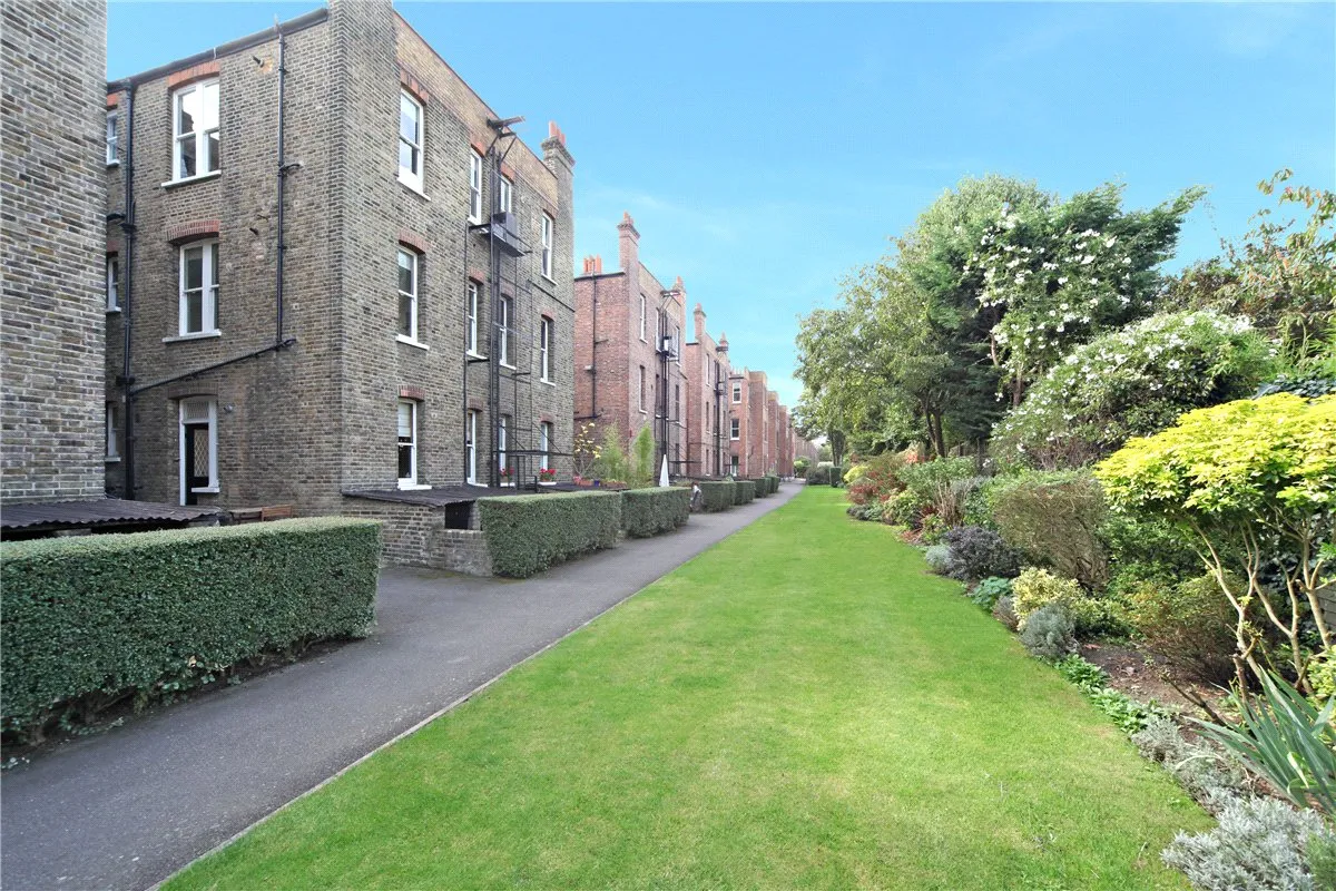 Bishops Park Road, London, SW6, photo 3