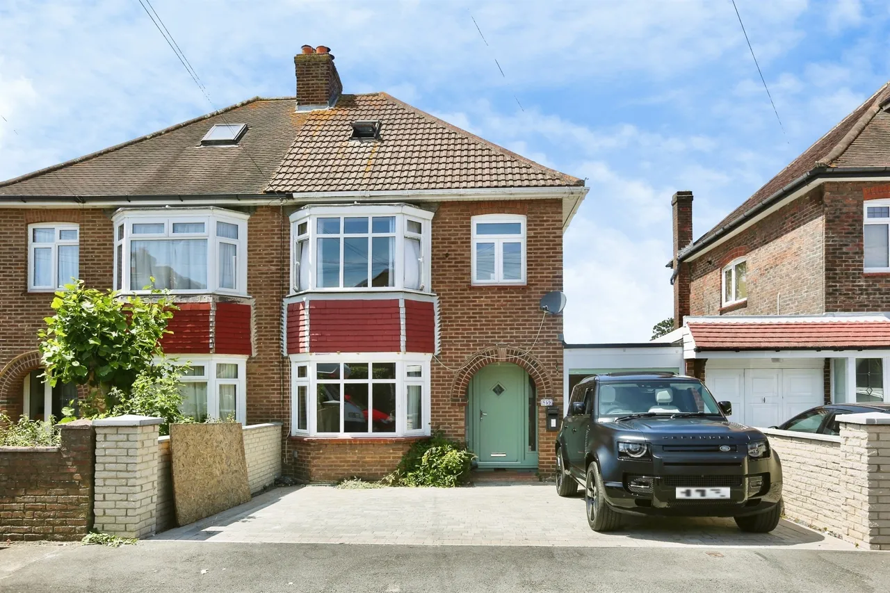 3 bed house for sale — Bury Crescent, Gosport