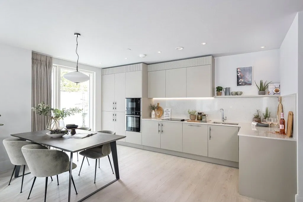 2 bed flat for sale, Hobbs Close, West Byfleet, KT14