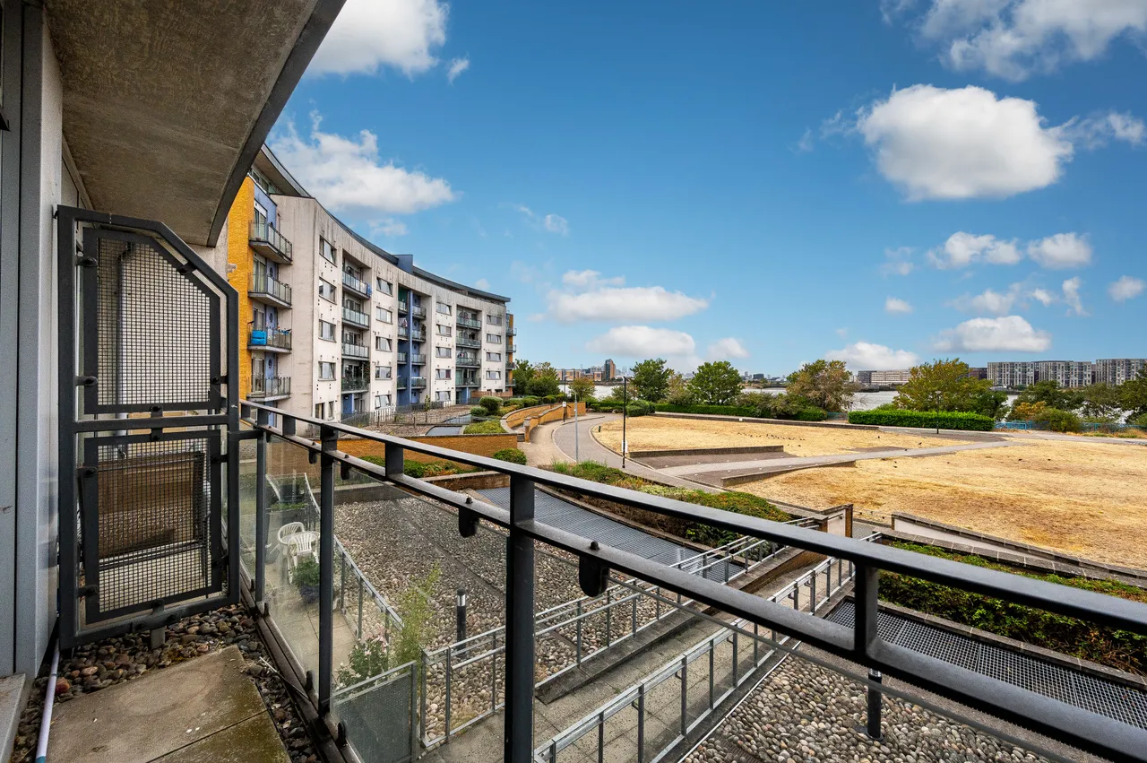 2 bed flat for sale, London, SE28